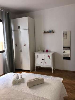 Проживание в семье Dino`s House Улцинь-6